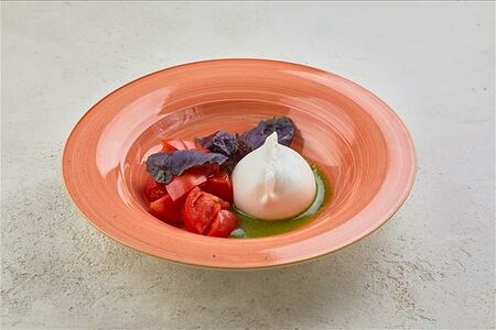 Буррата со спелыми томатами