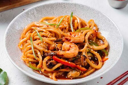 Вок с лапшой и морепродуктами