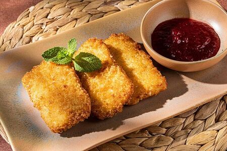 Сулугуни, жаренный в кляре