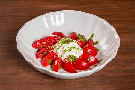 Розовые томаты со страчателлой и сусом песто