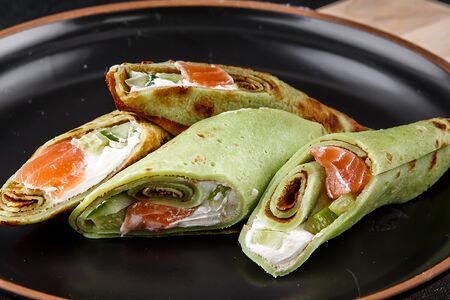 Блин-ролл с лососем