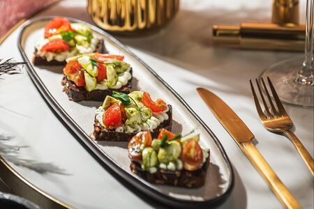 Брускетта с черри и моцареллой