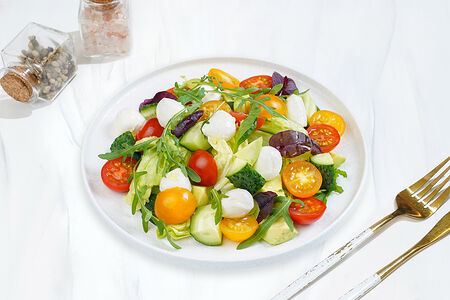 Салат с моцареллой и авокадо 200 г, Доставка