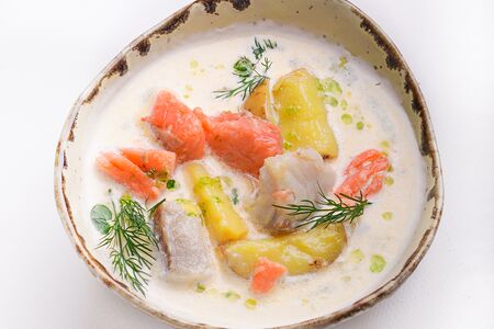 Сливочная уха с печеным яблоком