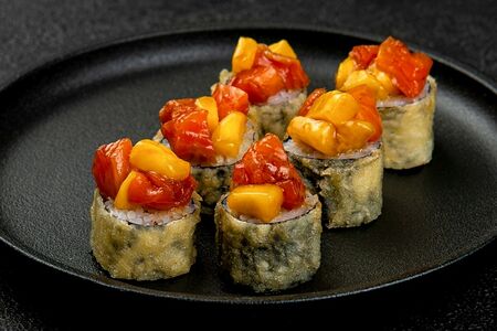 Ролл с лососем, снежным крабом и манго