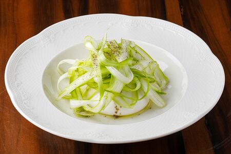 Буррата со спаржей и трюфелем