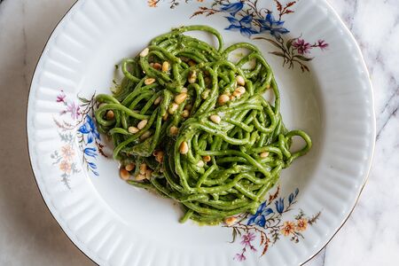 Зеленые спагетти с домашним песто