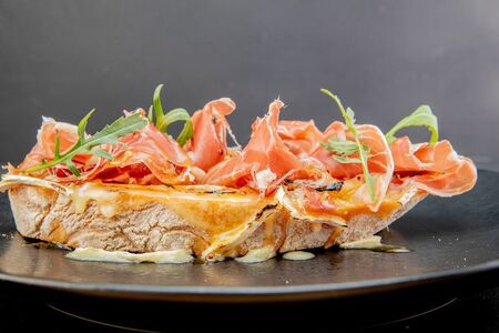 Брускетта с прошутто и камамбером Xl