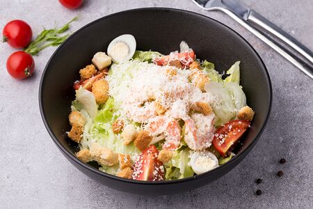 Салат Цезарь с креветками 
