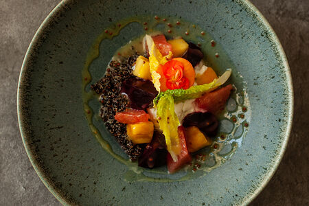 Салат с киноа, свёклой и козьим муссом