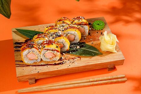 Ролл с манго и жареным лососем кимчи