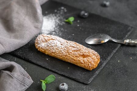 Эклер со сливочным кремом