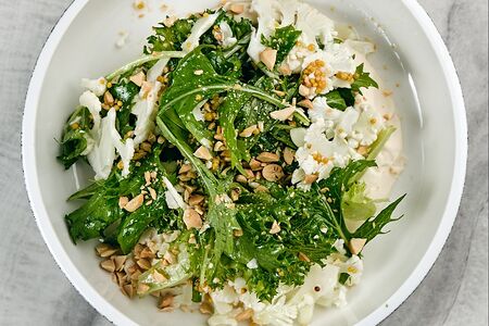 Цветная капуста, микс салата, миндаль