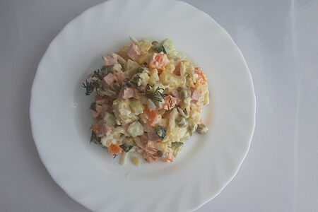 Салат Оливье с колбасой