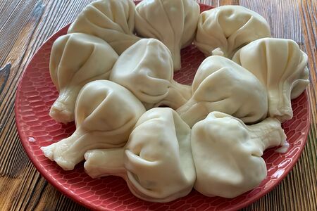 Хинкали со свежими помидорами и сыром сулугуни 