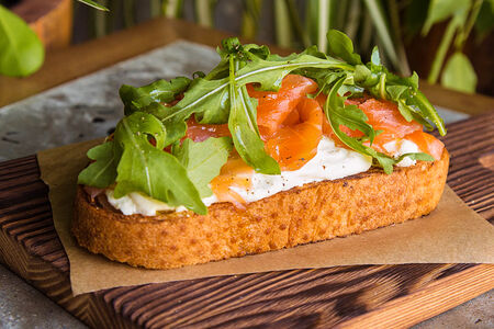 Брускетта со страчателлой и малосольным лососем