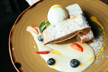 Штрудель с ванильным мороженым