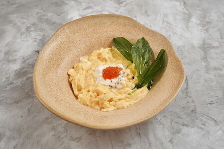 Скрэмбл со страчателлой и красной икрой