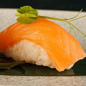 Нигири с лососем