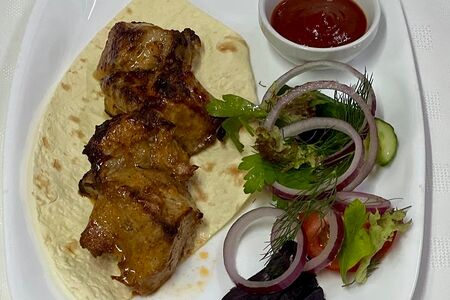 Шашлык из cвинoй шеи с соусом Сацебели