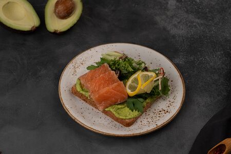 Тост с авокадо, лососем и лимоном