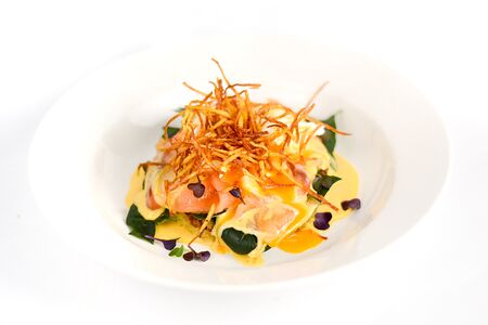 Картофельный хашбраун с сёмгой, яйцом пашот и голландским соусом