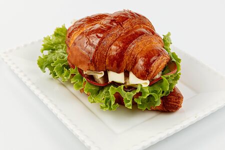 Круассан с нежным филе цыплёнка и лёгким соусом