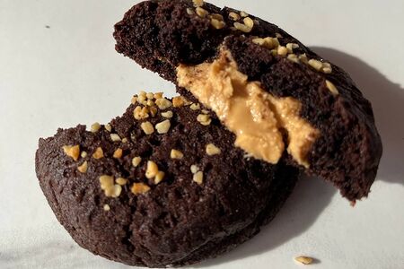 Шоколадное печенье с арахисовой начинкой