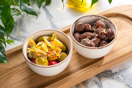 Греческие оливки халкидики и каламата 