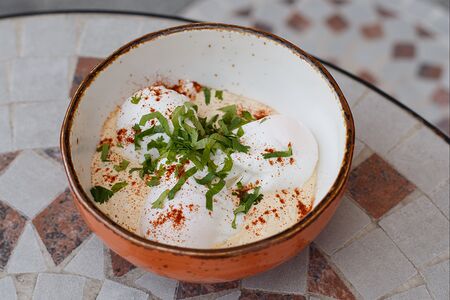 Яйца пашот по-турецки