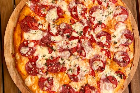 Пицца с колбасой