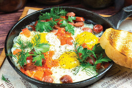 Глазунья с колбасками