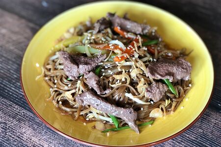 Гречневая лапша на воке с говядиной