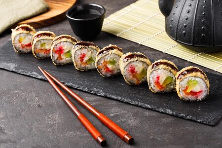 Ролл в темпуре с лососем