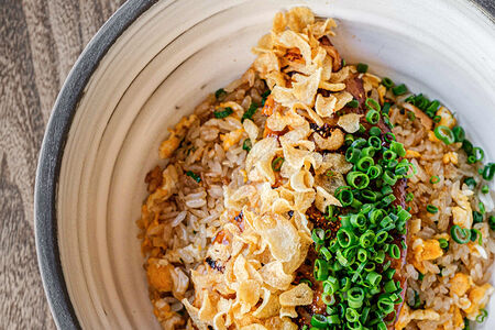 Жареный рис с куриной грудкой терияки