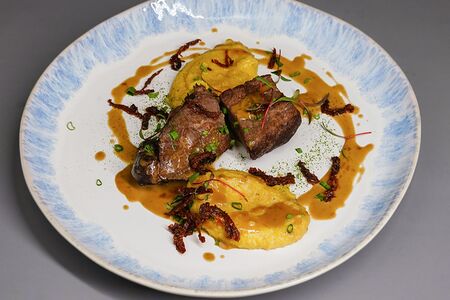 Телячьи щечки в кофейном соусе с жареным пюре