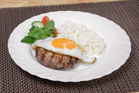 Бифштекс с яйцом и рисом