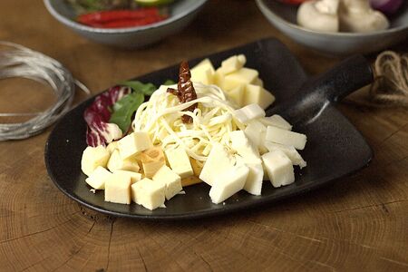 Тарелка с сыром