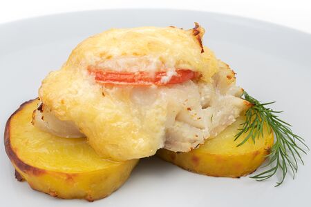 Треска на подушке из картофеля под сыром