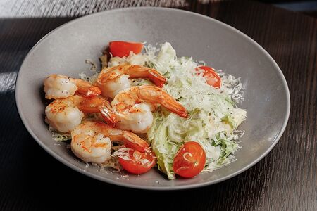 Цезарь с тигровыми креветками