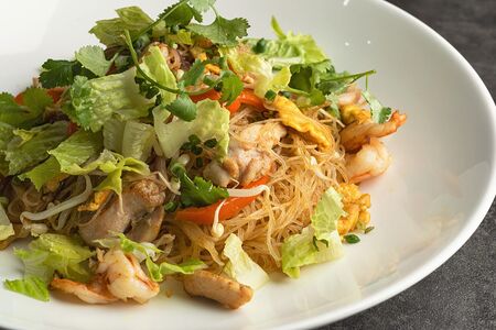 Рисовая лапша с курицей и креветками в соусе карри