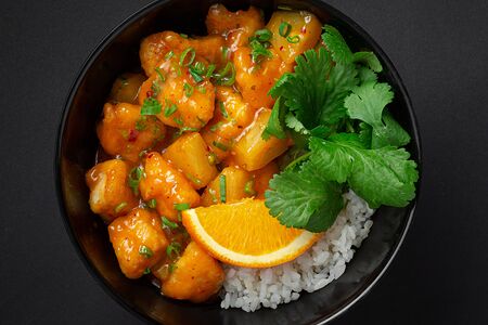 Апельсиновая курица с ананасом кимчи и рисом