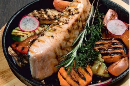 Стейк из лосося с овощным гарниром