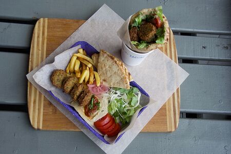 Обед с фалафелем