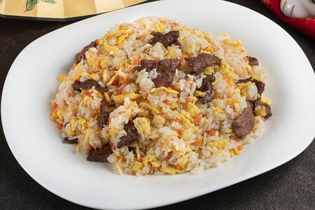 Жареный рис с говядиной в соевом соусе