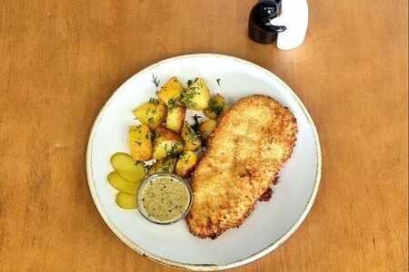 Шницель куриный с картофелем, укропом и сливочным маслом