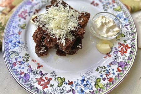 Хрустящие гренки с чесночным соусом