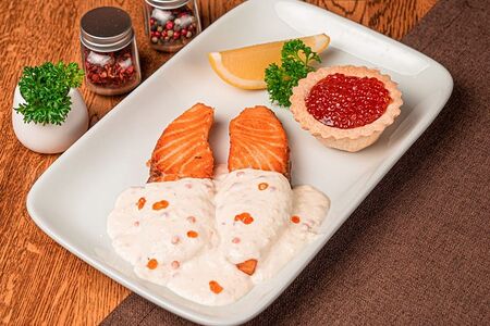 Стейк семги в сливочном соусе с икрой