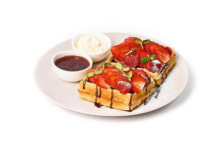 Бельгийские вафли с сезонными ягодами и шоколадным соусом