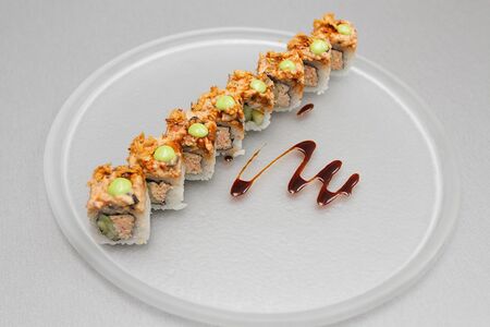 Ролл с угрем, крабовыми палочками и васаби соусом